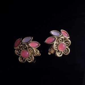 Vintage Signed Trifari TM Gold Tone Clip-on Earrings